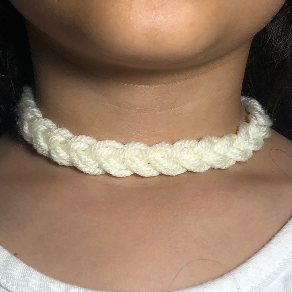 Gorgeous Snow White choker - Picture 3 of 3